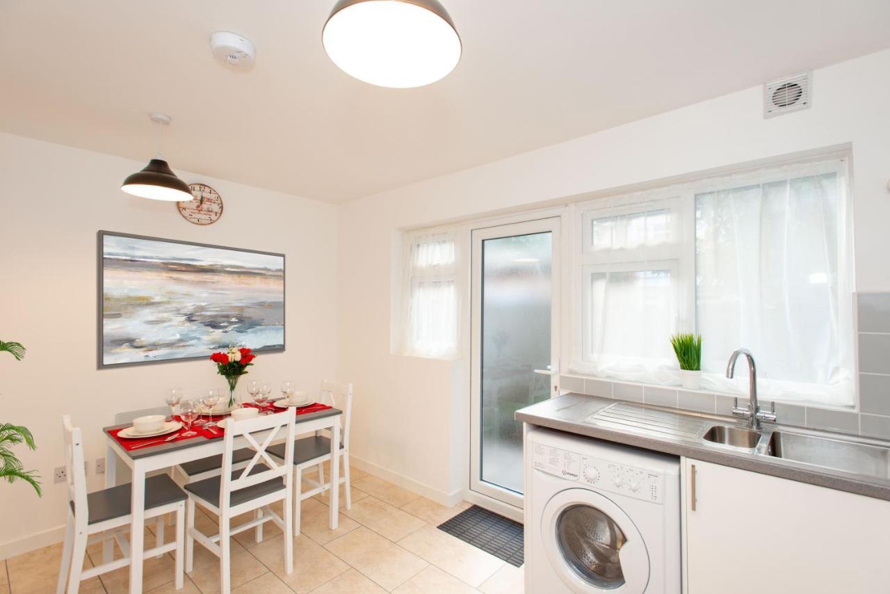 Stunning Four Bedroom House Close To Excel, O2 & With Free Parking Holiday home