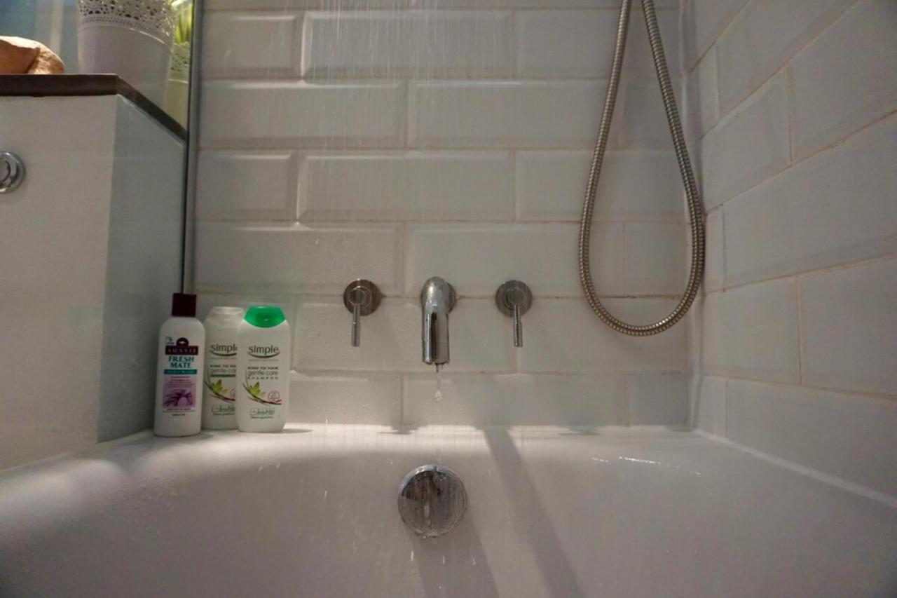 Beautiful Canalside 1-bedroom Flat With Terrace * London