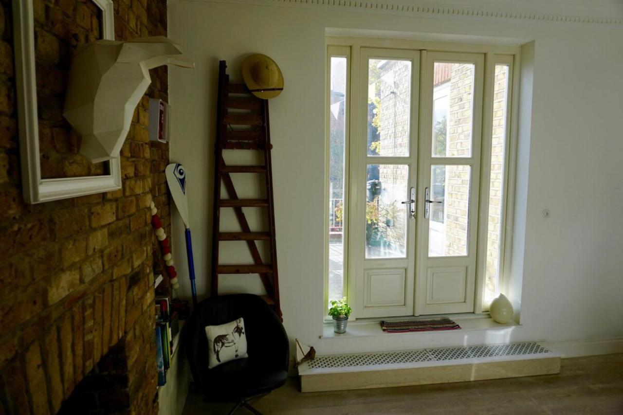 Beautiful Canalside 1-bedroom Flat With Terrace Apartment
