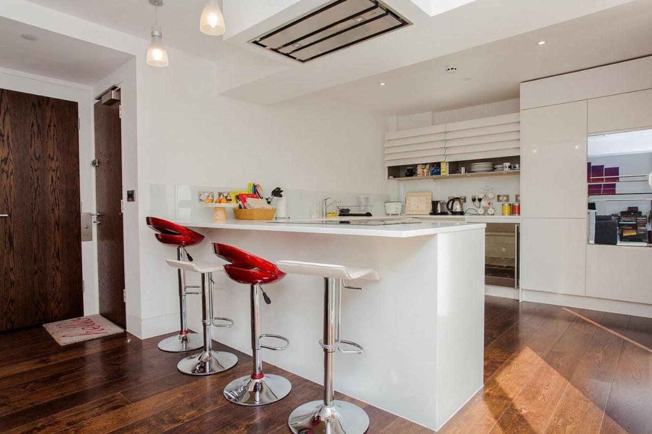 Beautiful Newly Renovated 2 Bed In Bank Apartment