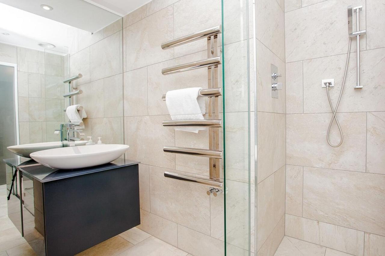 Beautiful Newly Renovated 2 Bed In Bank Apartment London