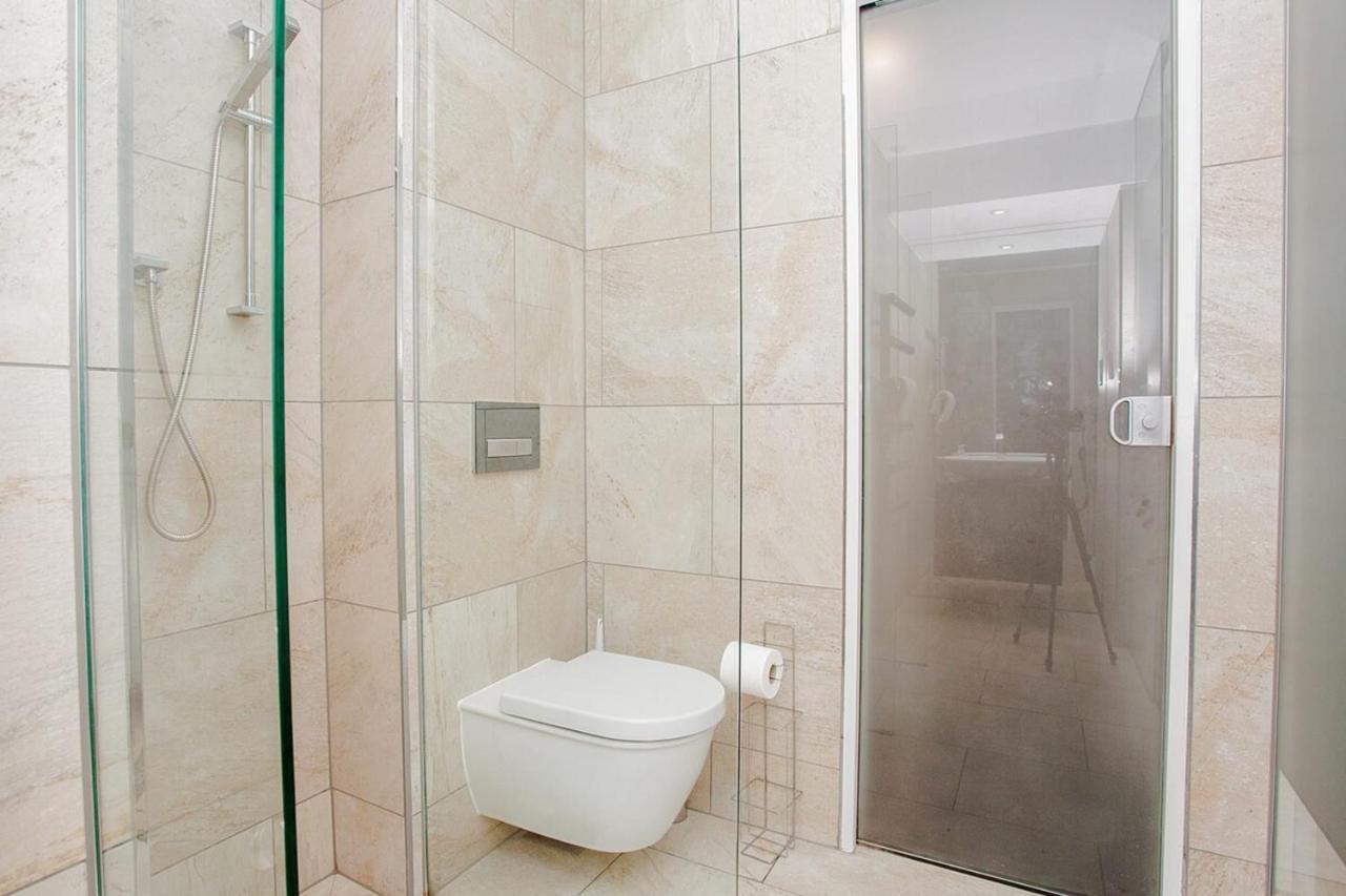 Beautiful Newly Renovated 2 Bed In Bank