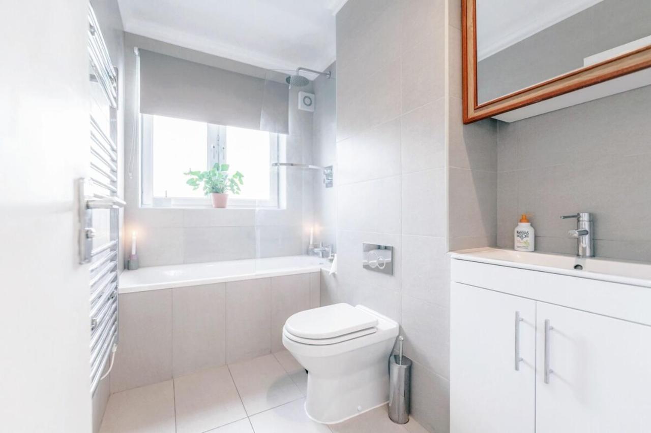 Modern 3 Bedroom In Brixton Apartment *