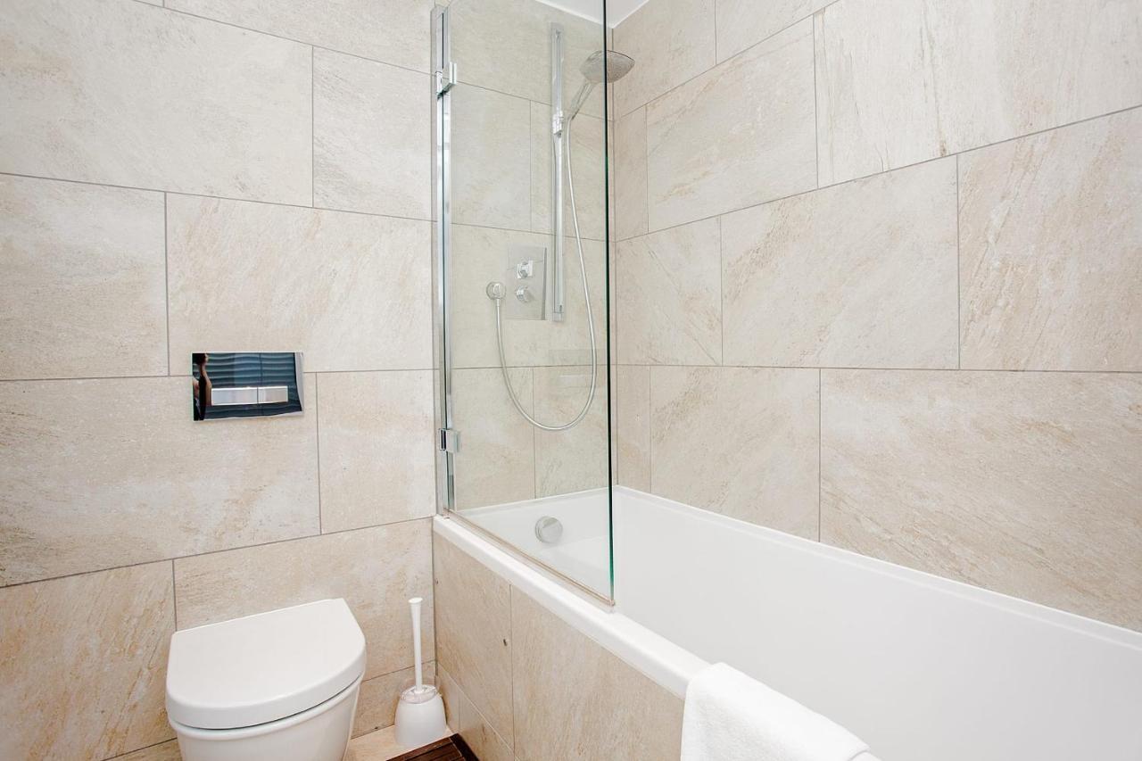 Beautiful Newly Renovated 2 Bed In Bank Apartment London