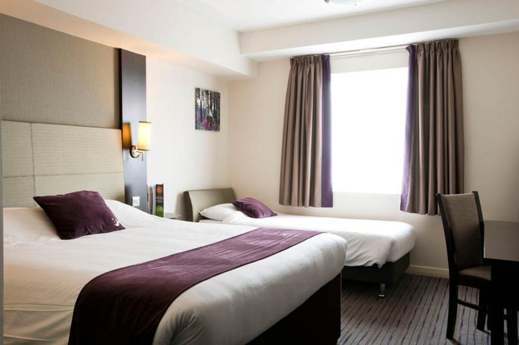 Premier Greenford Hotel 3*