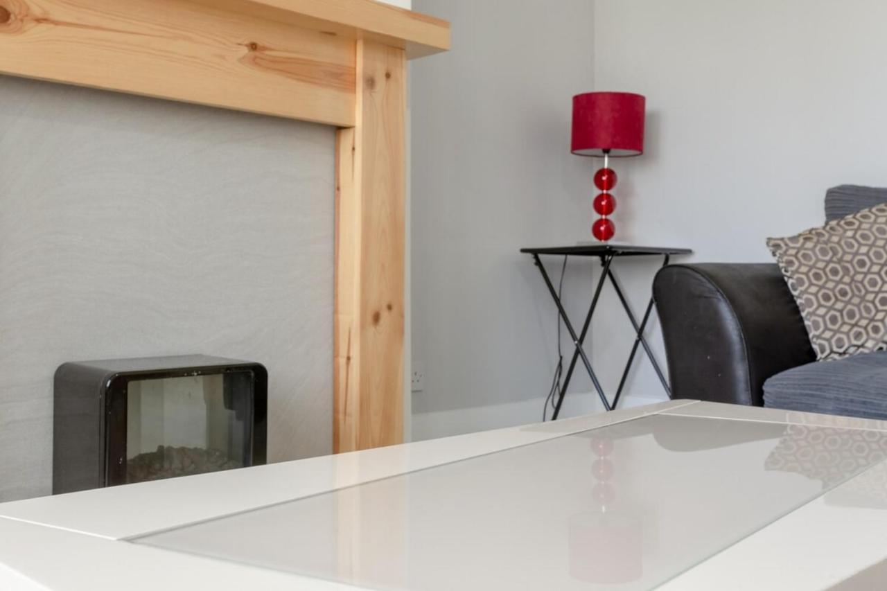 Modern 2 Bedroom In Morden Apartment *