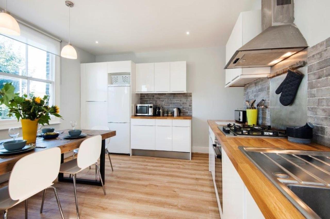 Modern Family In Close To Amenities And Train *