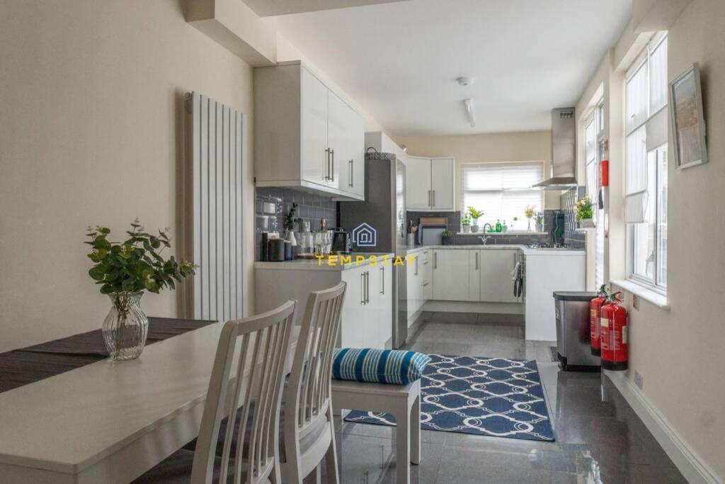 5 Bed/4 Bath At Wembley Stadium & Free Parking Casa de férias *