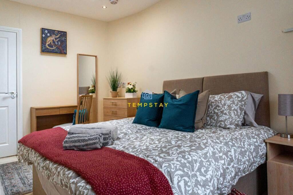 Casa de férias 5 Bed/4 Bath At Wembley Stadium & Free Parking Londres