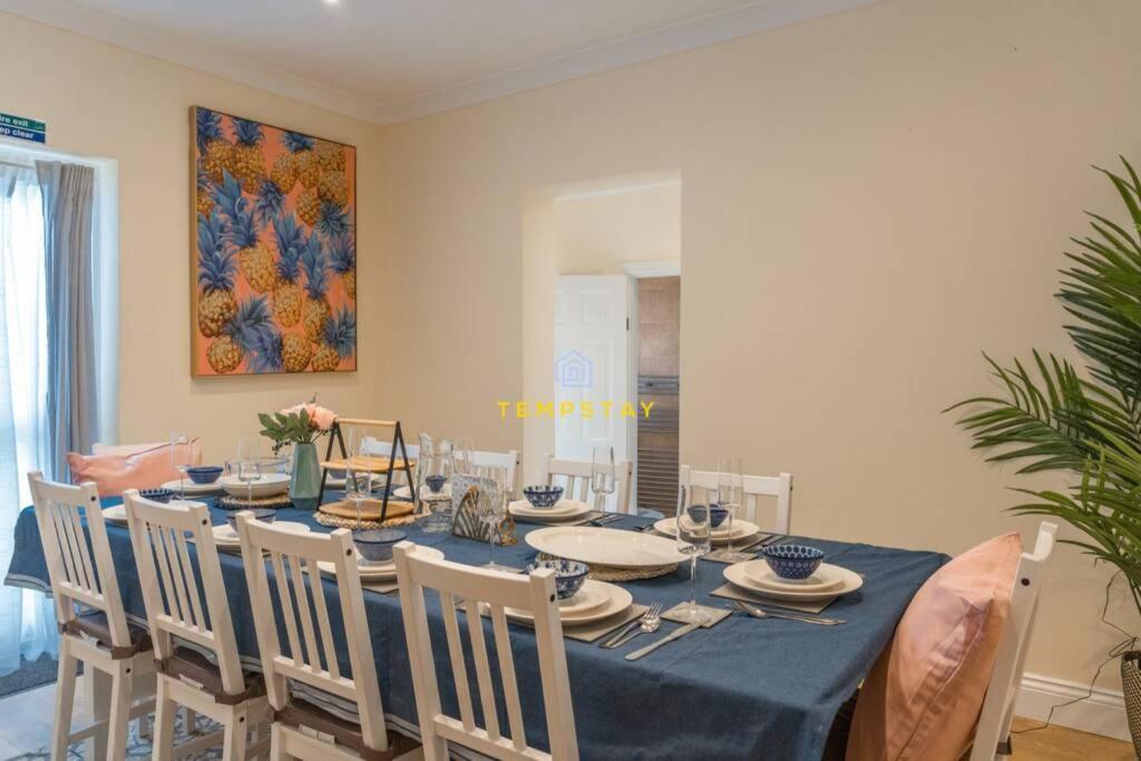 Holiday home 5 Bed/4 Bath At Wembley Stadium & Free Parking