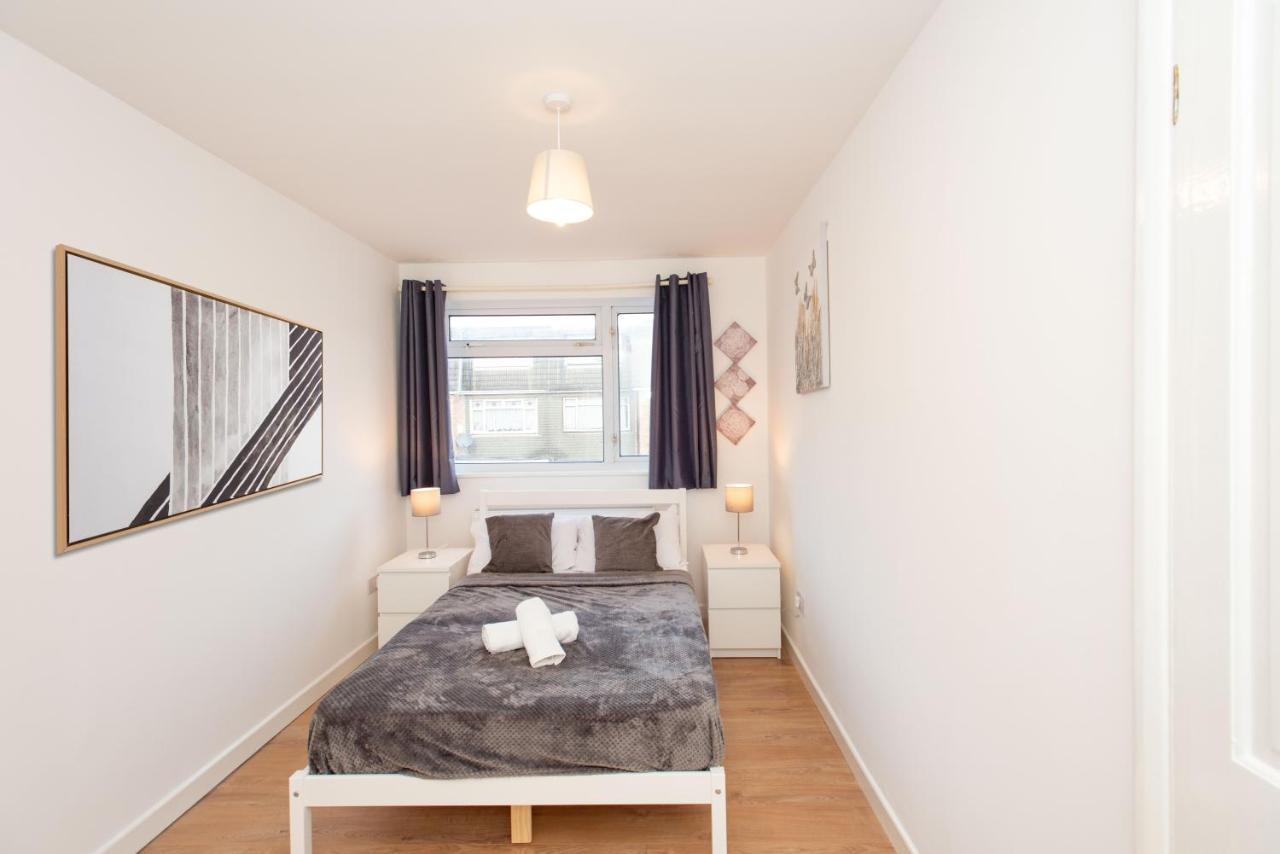 Stunning Four Bedroom House Close To Excel, O2 & With Free Parking Holiday home London