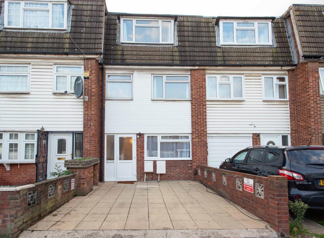 Holiday home Stunning Four Bedroom House Close To Excel, O2 & With Free Parking