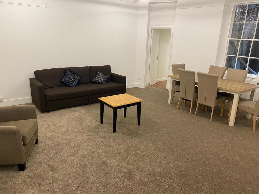 Homestay Mayfair Park London