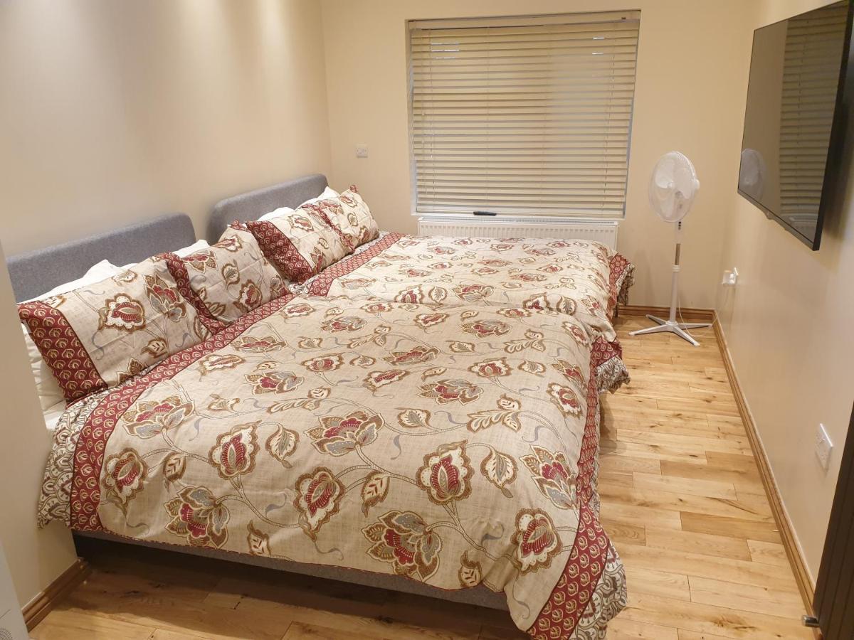 Luxury 1min Walk From Underground, With Free Parking Free Wifi Apartment