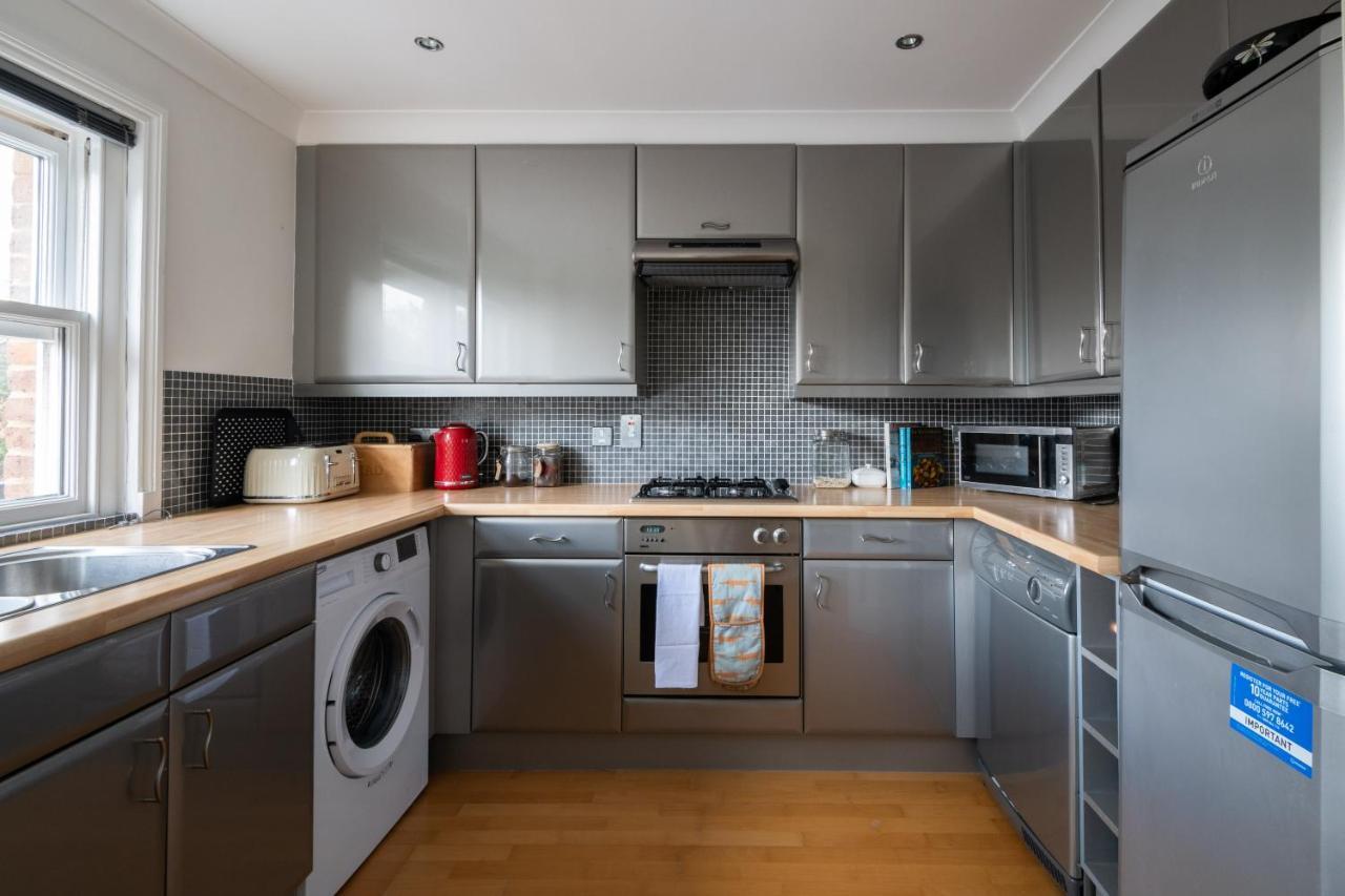 Pleasant Putney Close To The Tube Station By Underthedoormat Apartment
