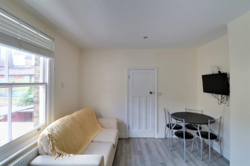 Apartment Replingham Road *