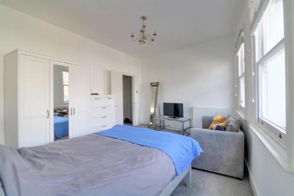 Replingham Road Apartment *