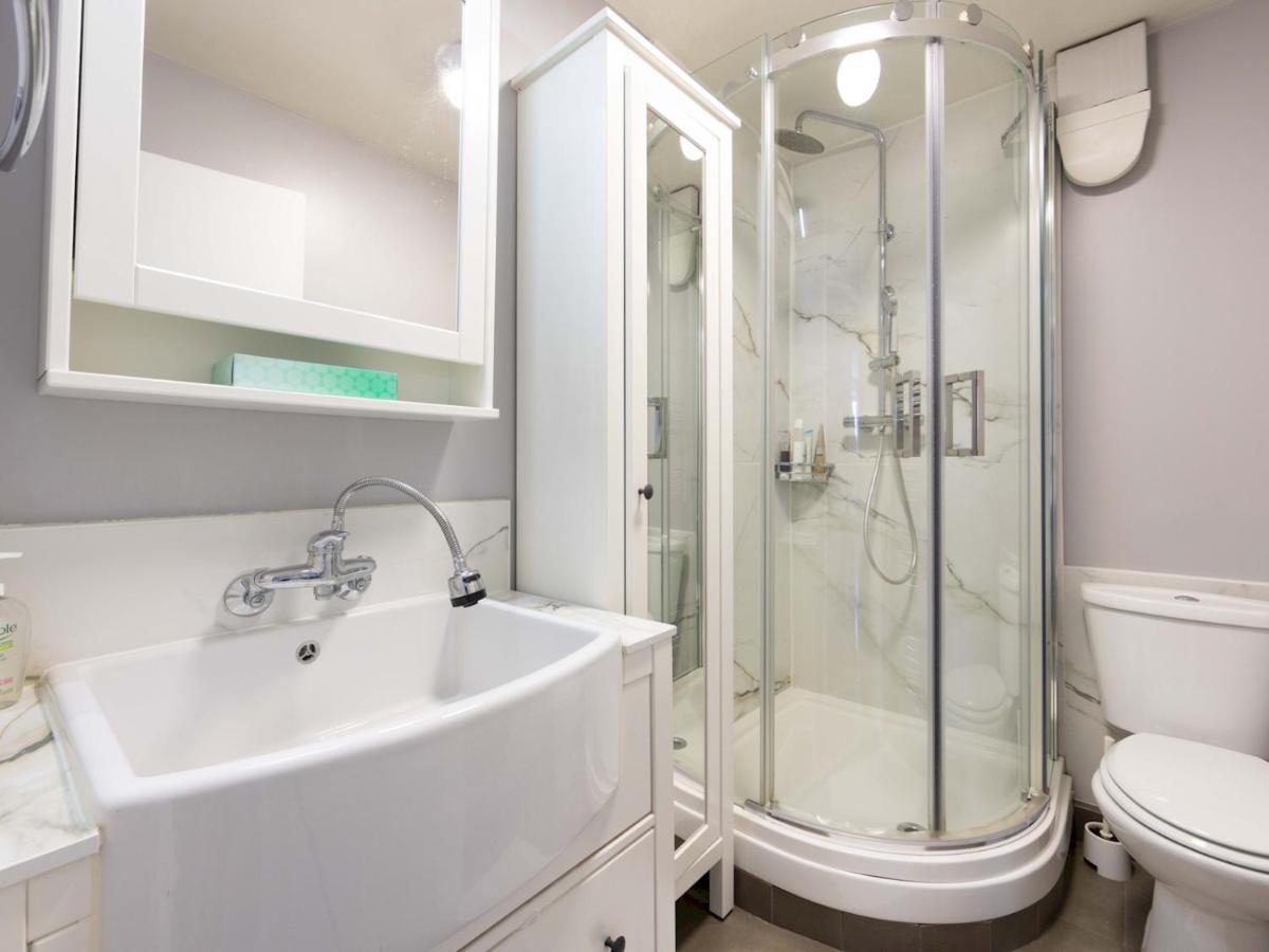 Pass The Keys Stylish 1-bedroom Flat In Trendy West Kensington Apartment