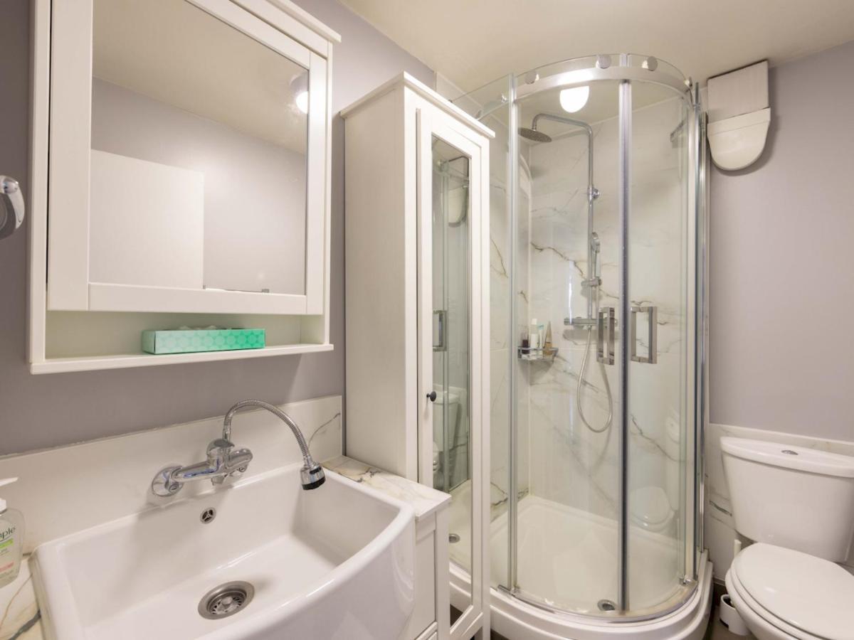 Pass The Keys Stylish 1-bedroom Flat In Trendy West Kensington Apartment *