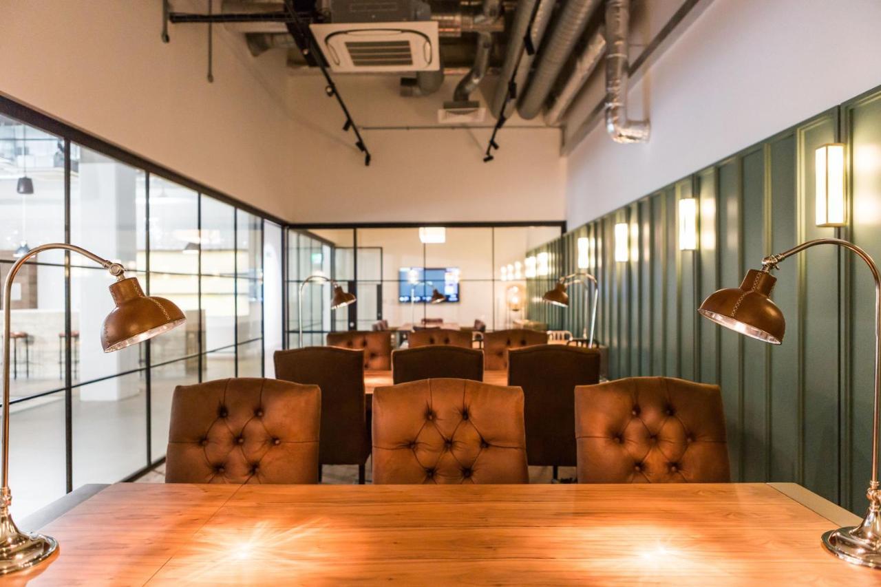 Contemporary At Chapter White In * Londres
