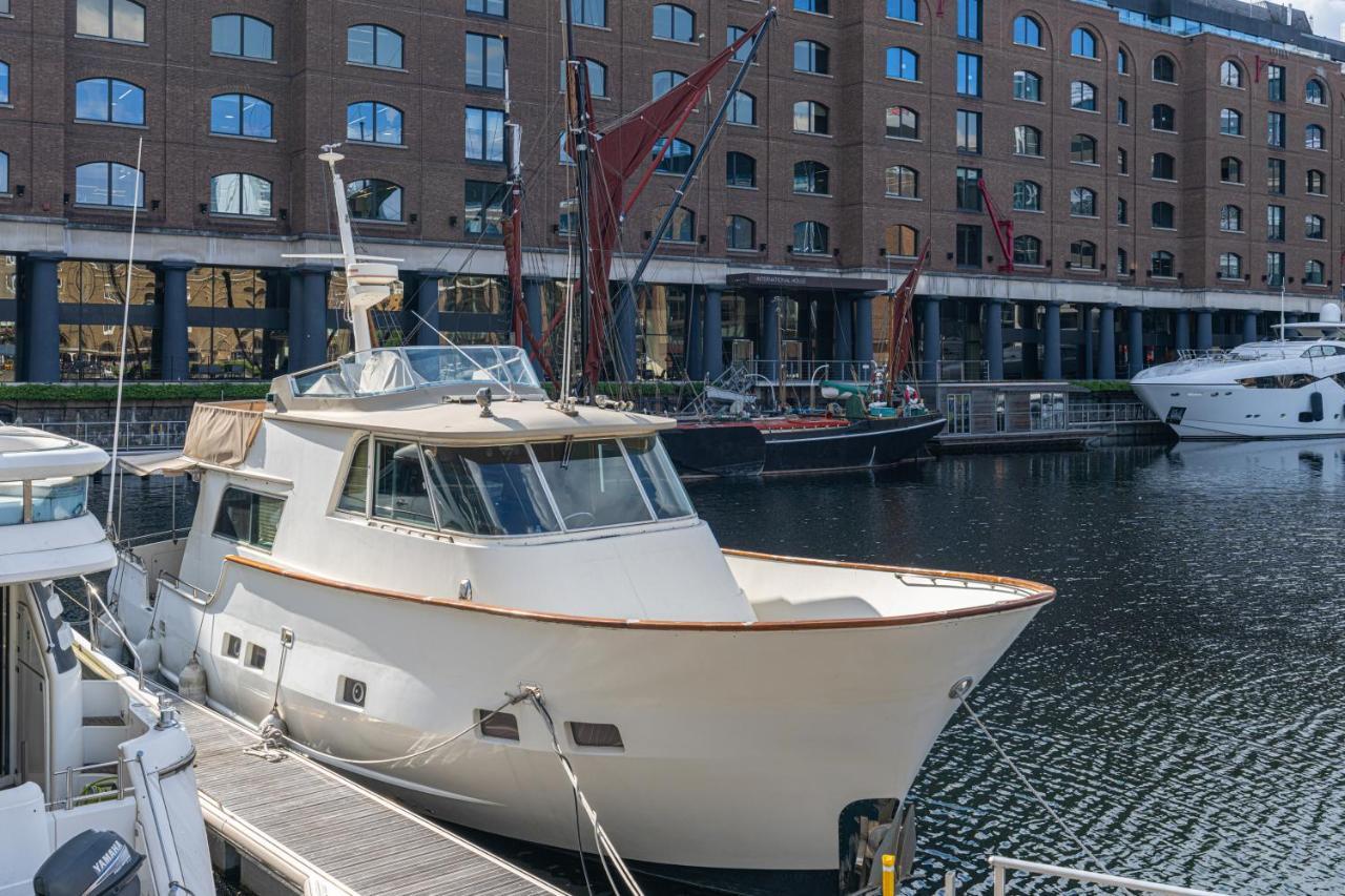 Rustic 2-bed Houseboat On The River Thames, In East Apartment