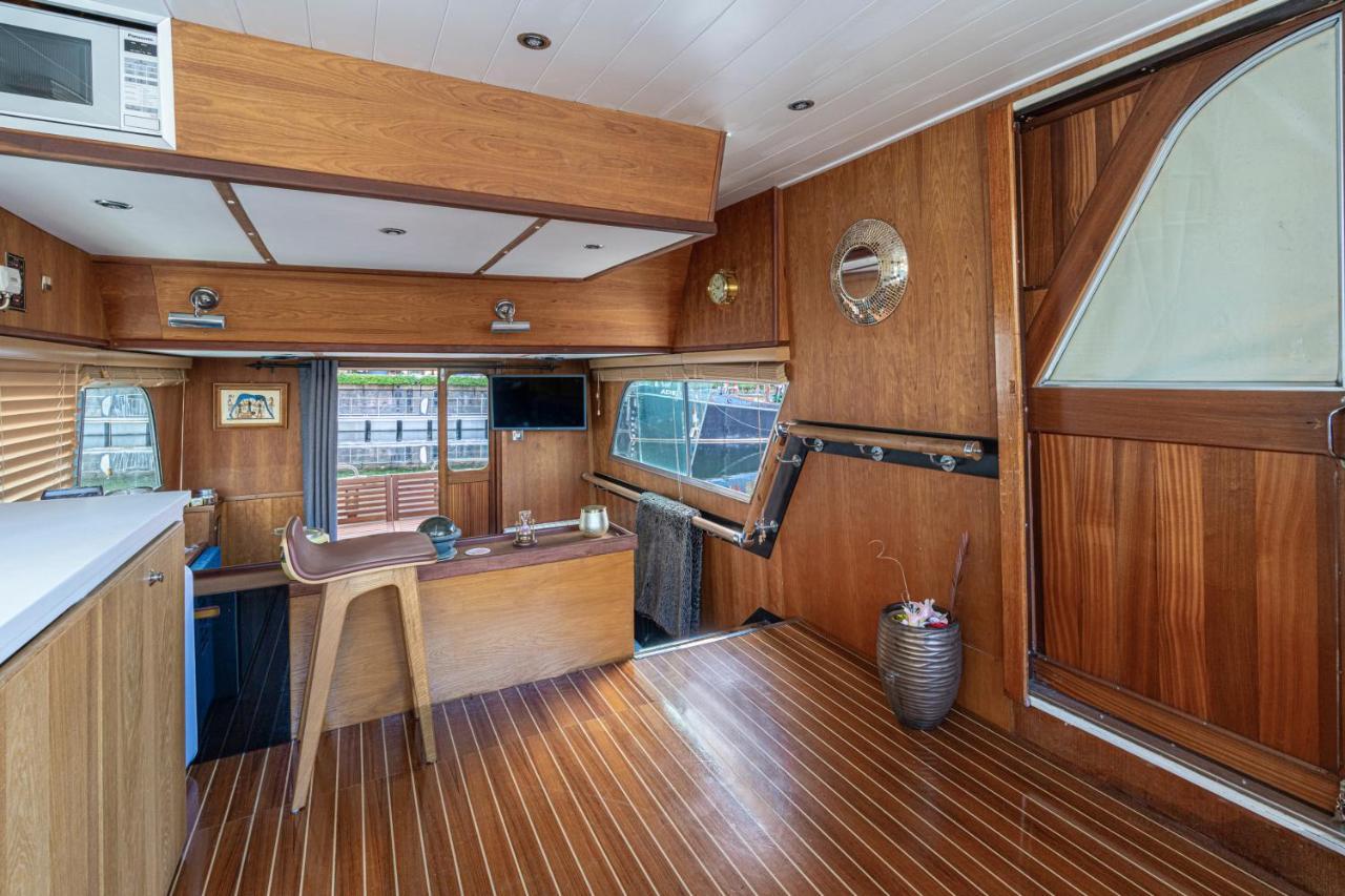 Rustic 2-bed Houseboat On The River Thames, In East *