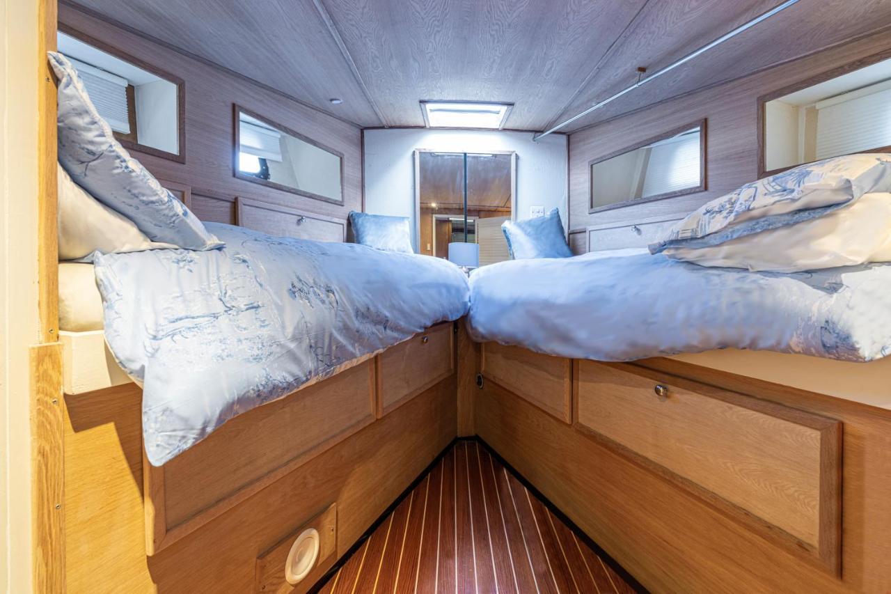 Rustic 2-bed Houseboat On The River Thames, In East Apartment London