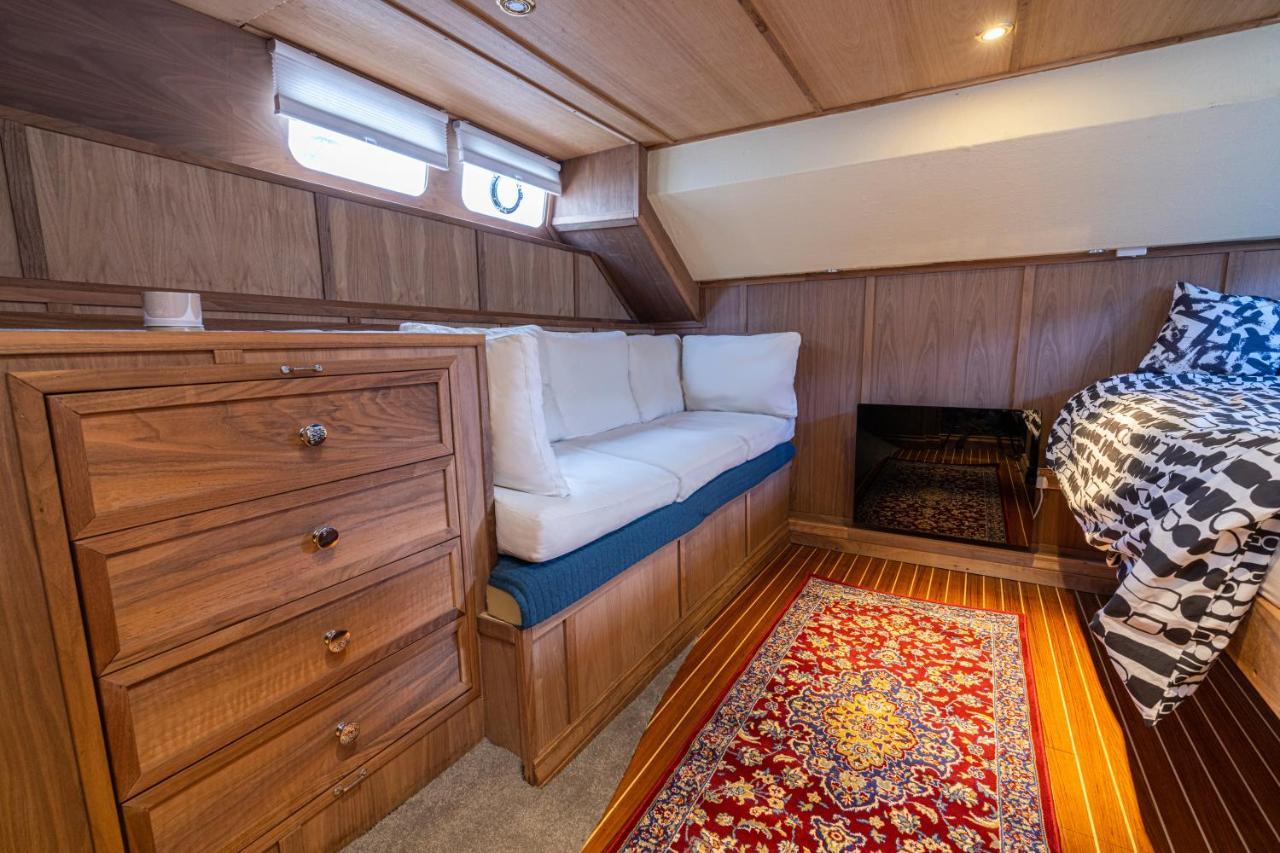 Rustic 2-bed Houseboat On The River Thames, In East * London