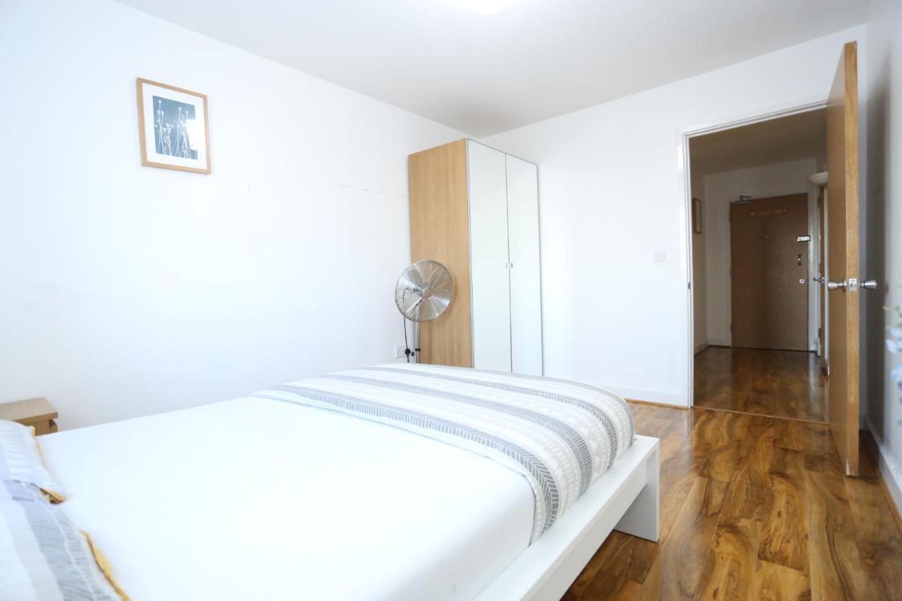 Apartment Lovely View 2 Beds 2 Bath Apartment, London