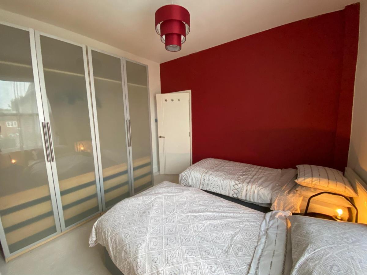 Apartment 3 Bed In Colliers Wood *