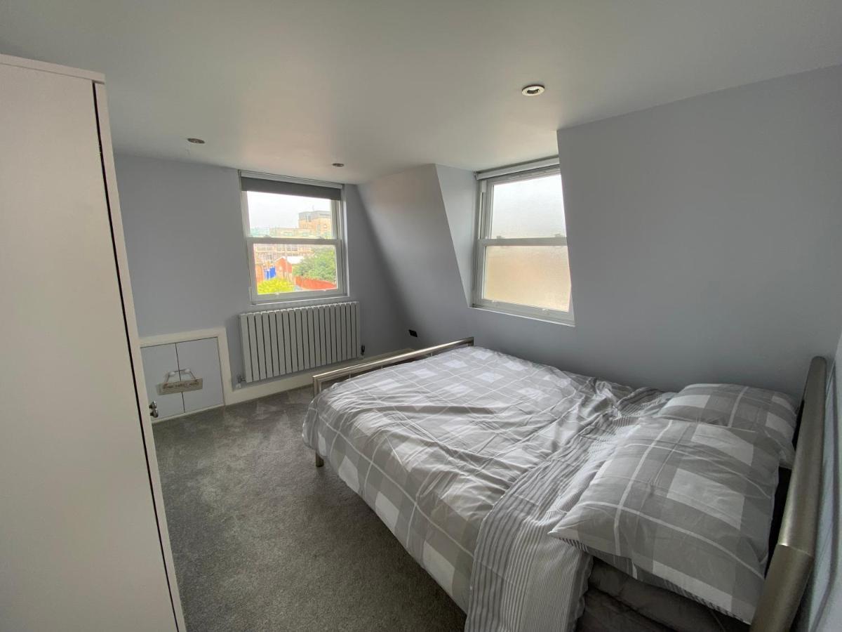 3 Bed In Colliers Wood Apartment