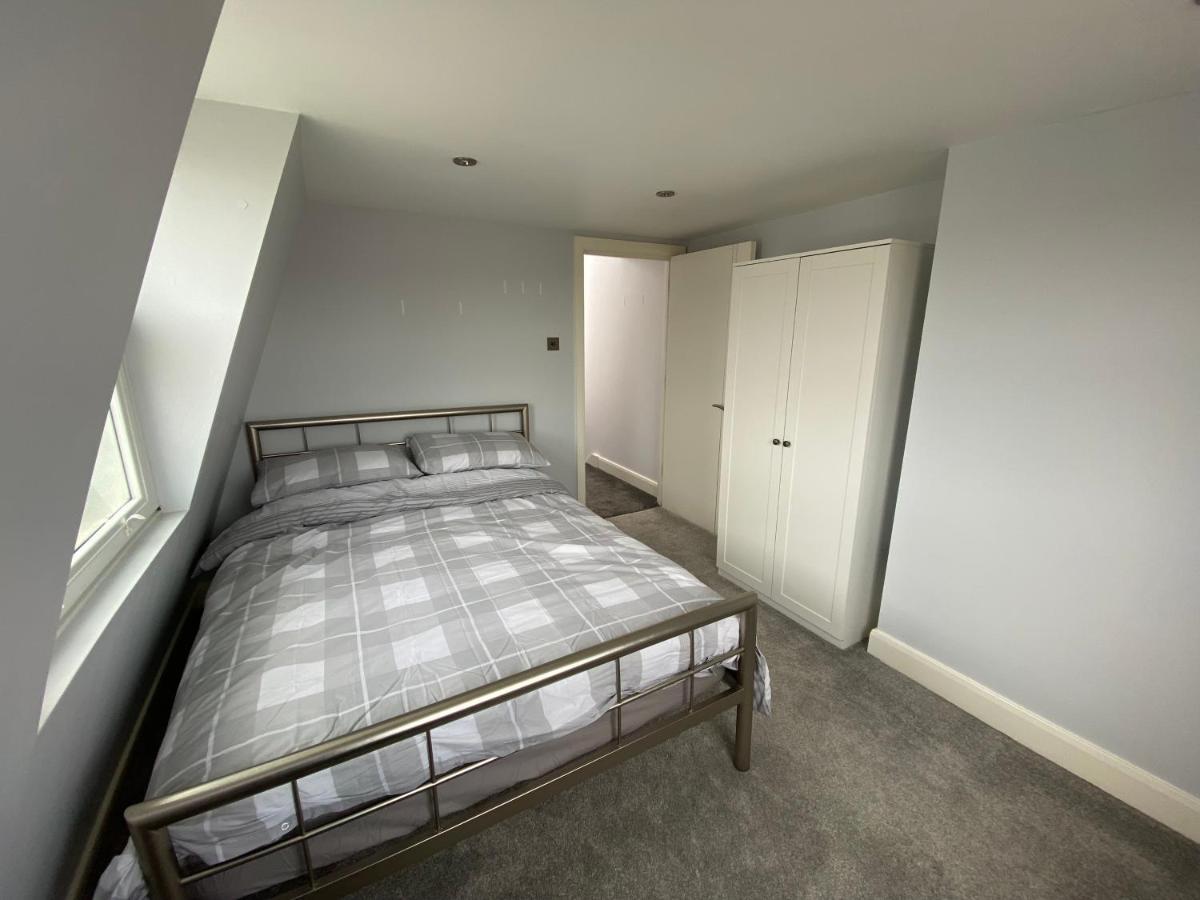 3 Bed In Colliers Wood * London