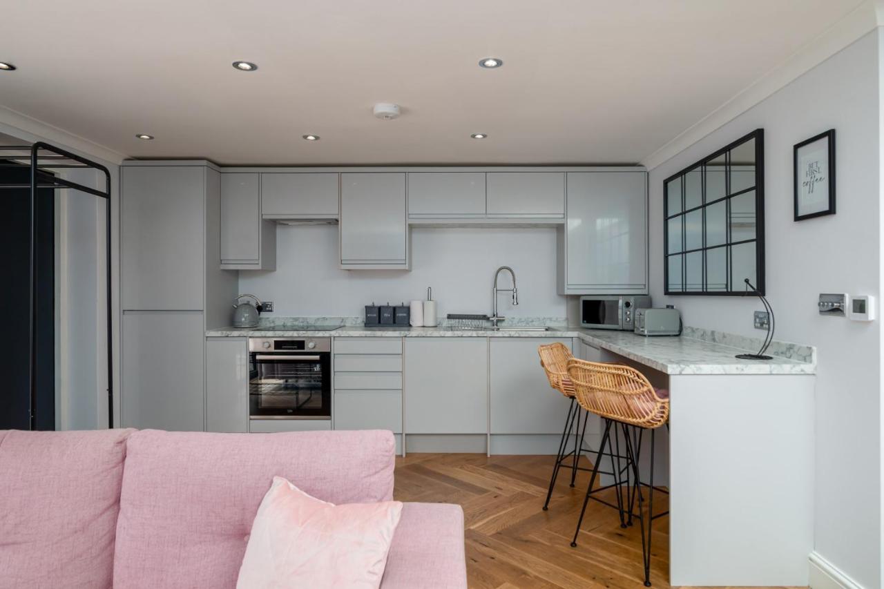 Guestready - Unique Near Wimbledon With Gorgeous Deck And Parking Ferienhaus