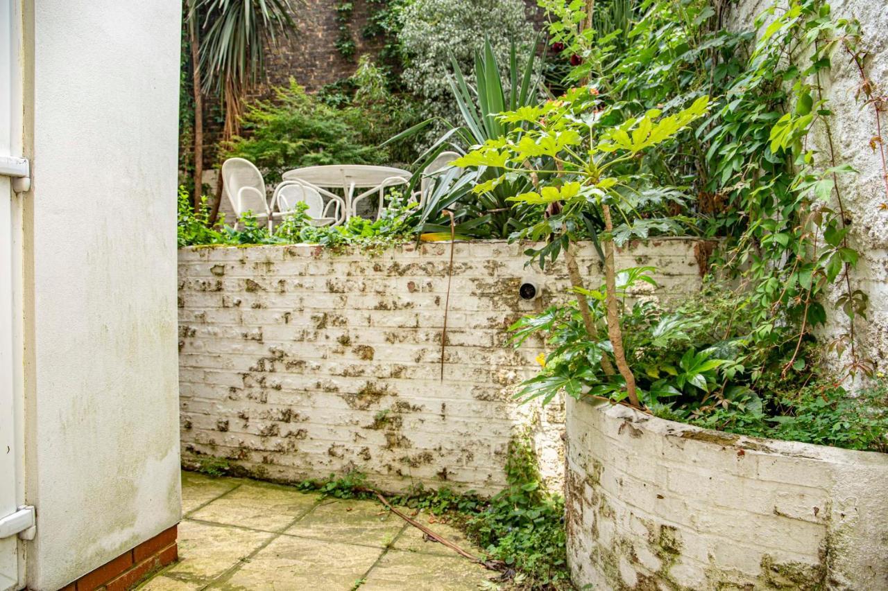 Bright Chelsea Garden Nest * London