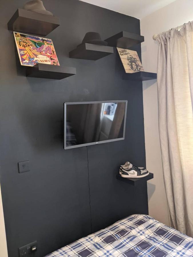 Apartment Beautifully Decorated Contemporary 2 Bedroom Flat *