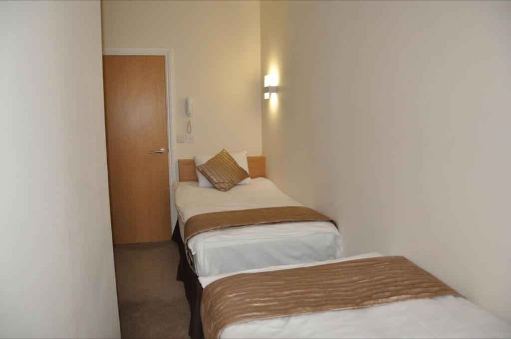Queens 3* London