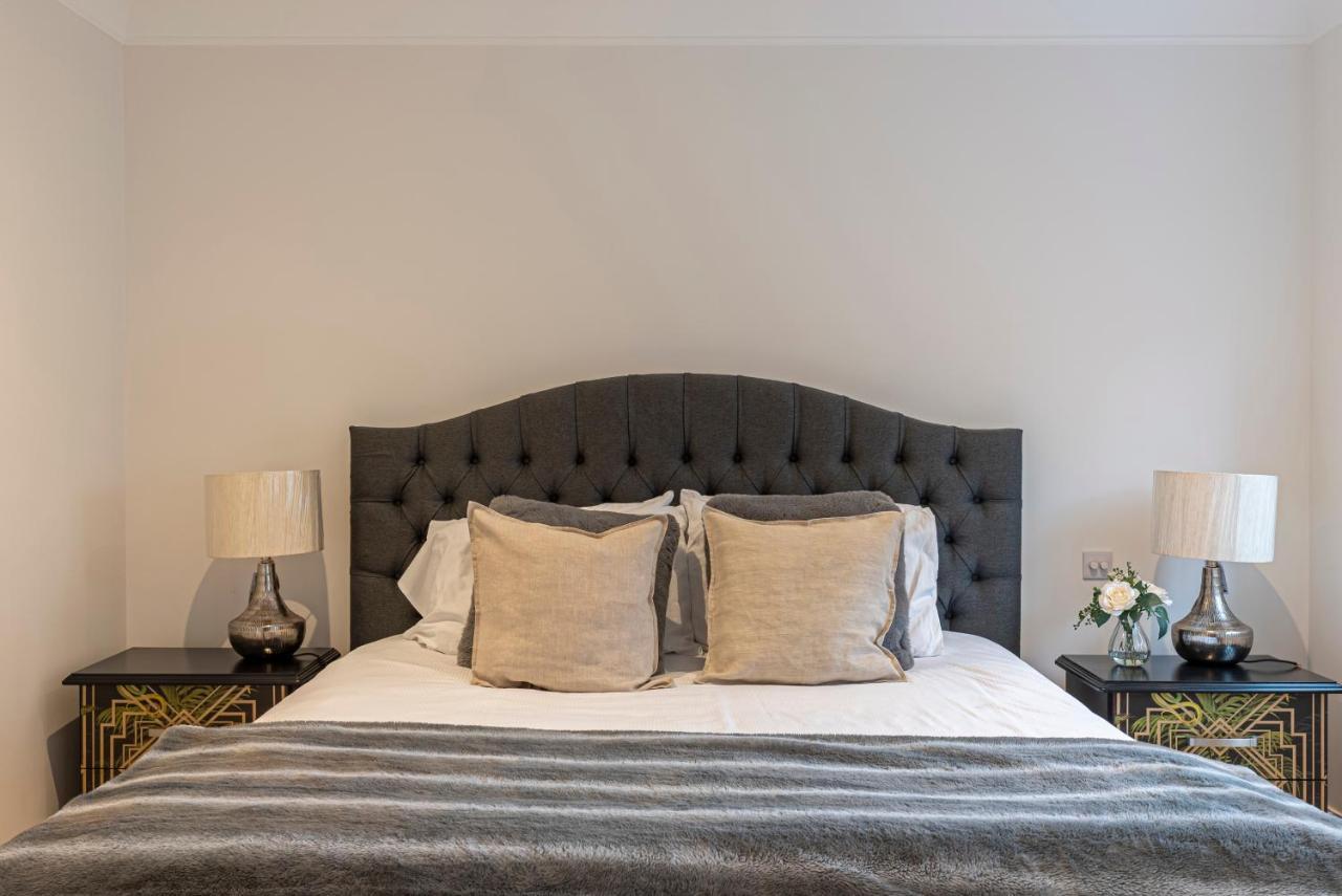 Joivy Stunning 3 Bed,2 Bath House With Roof Terrace In Chelsea