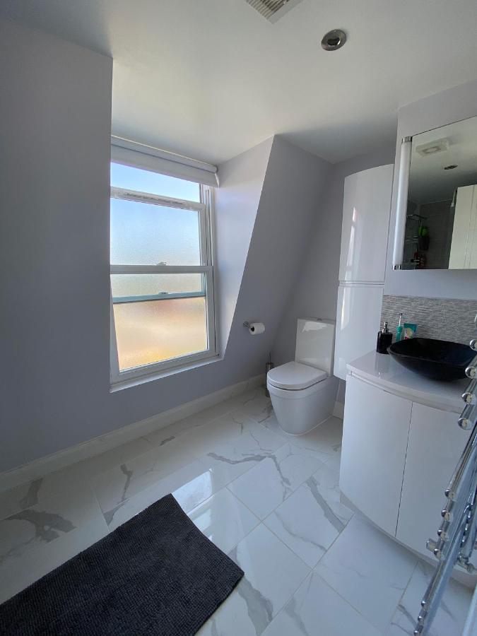 3 Bed In Colliers Wood Apartment *