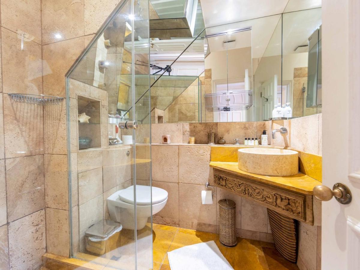 Pass The Keys Split-floors Antique In Portobello Road Apartment