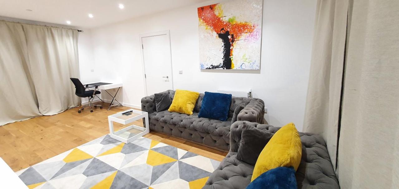 Garland Modern 3 Bedroom House Westfield - Stratford Apartment