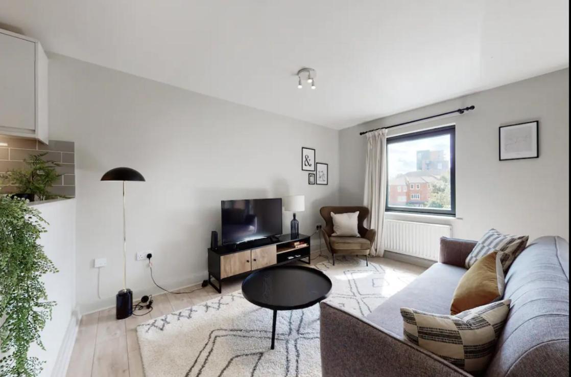 Modern 2 Bedroom Flat With Patio In Turnpike Lane Apartment