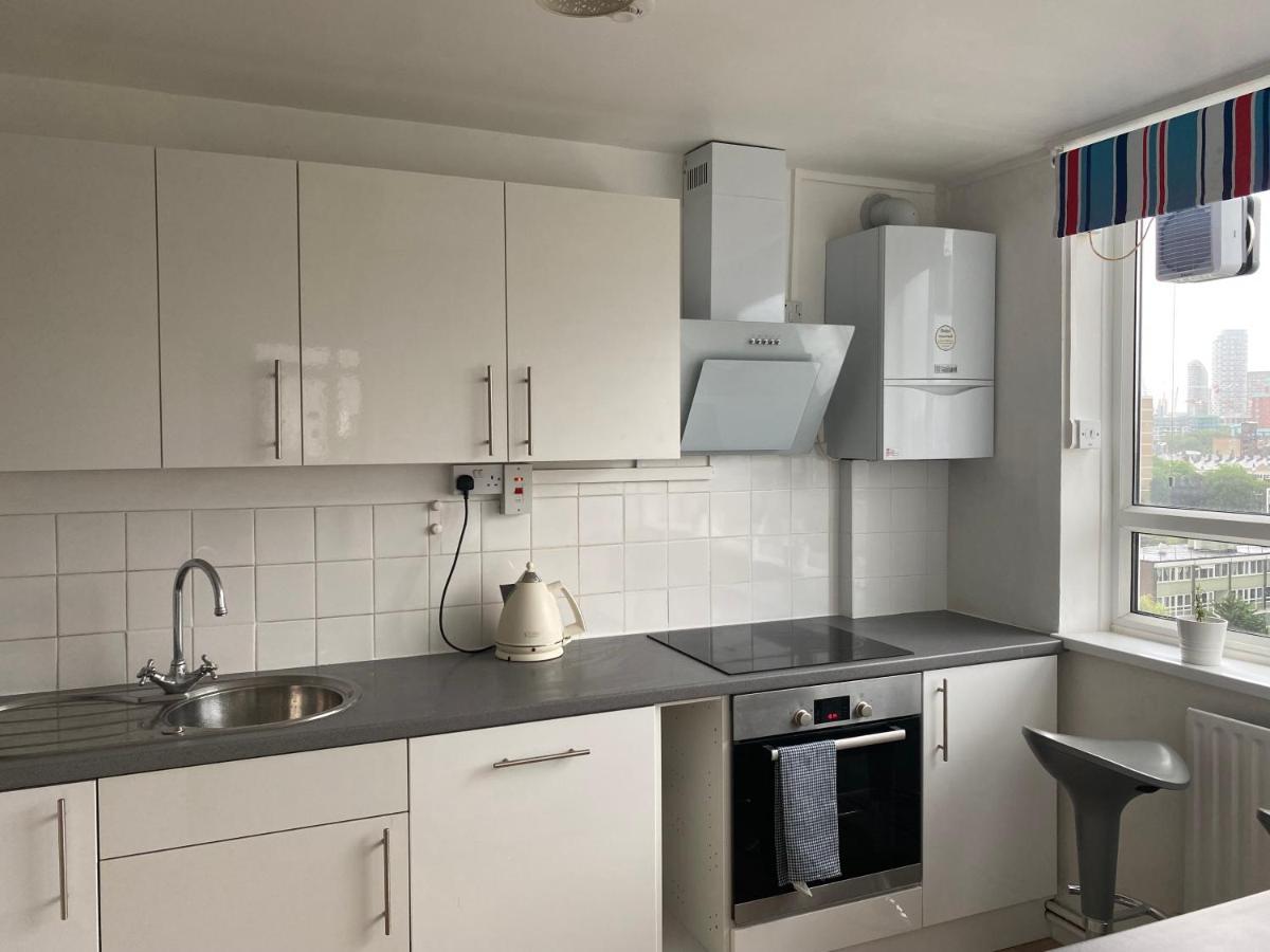 Hospedagem domiciliar Bedroom With An Office Desk In A Shared 2 Bedroom Flat Near Canary Wharf