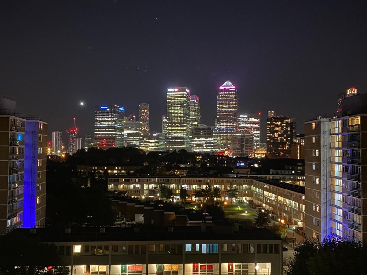 Hospedagem domiciliar Bedroom With An Office Desk In A Shared 2 Bedroom Flat Near Canary Wharf *