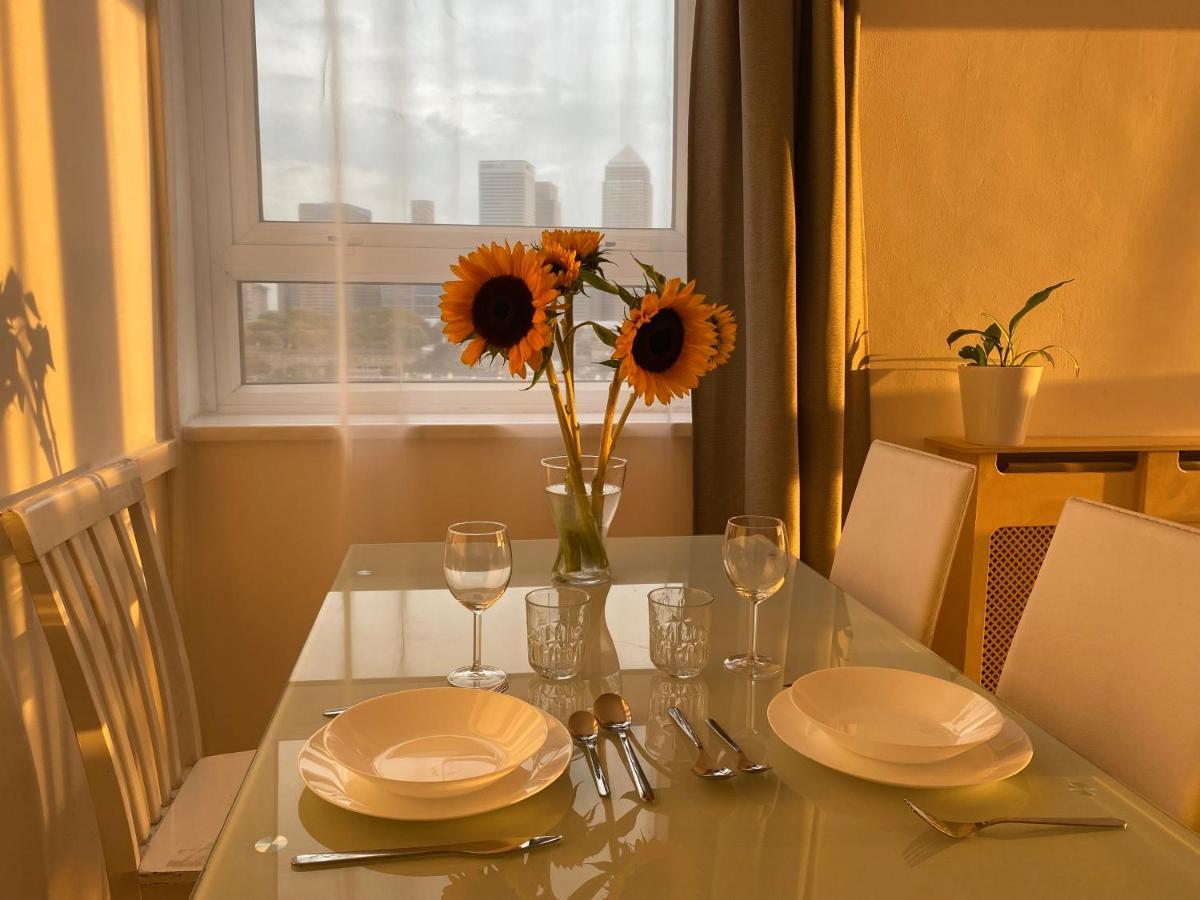 Bedroom With An Office Desk In A Shared 2 Bedroom Flat Near Canary Wharf * Londres