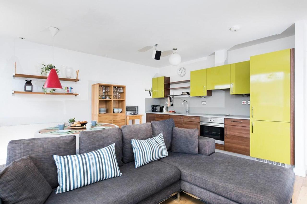 Stylish 2 Bedroom Flat With Balcony In Apartment