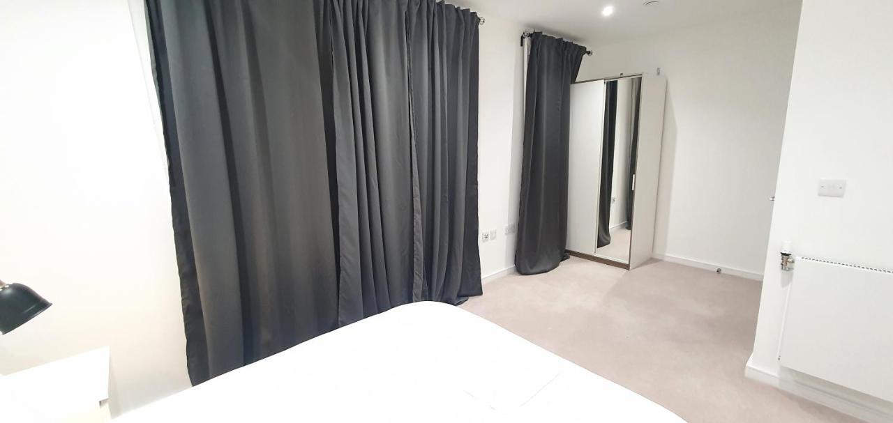 Garland Modern 3 Bedroom House Westfield - Stratford Apartment