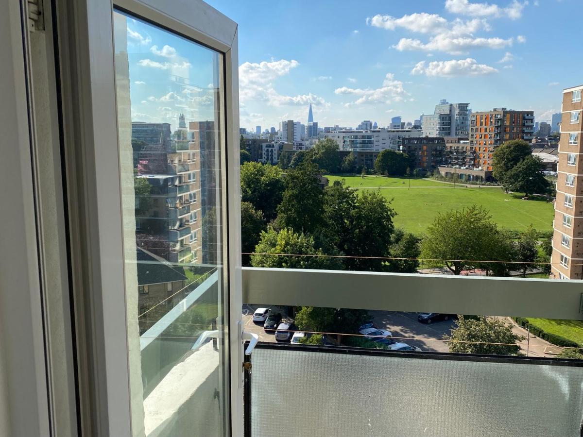 Bedroom With An Office Desk In A Shared 2 Bedroom Flat Near Canary Wharf * Londres