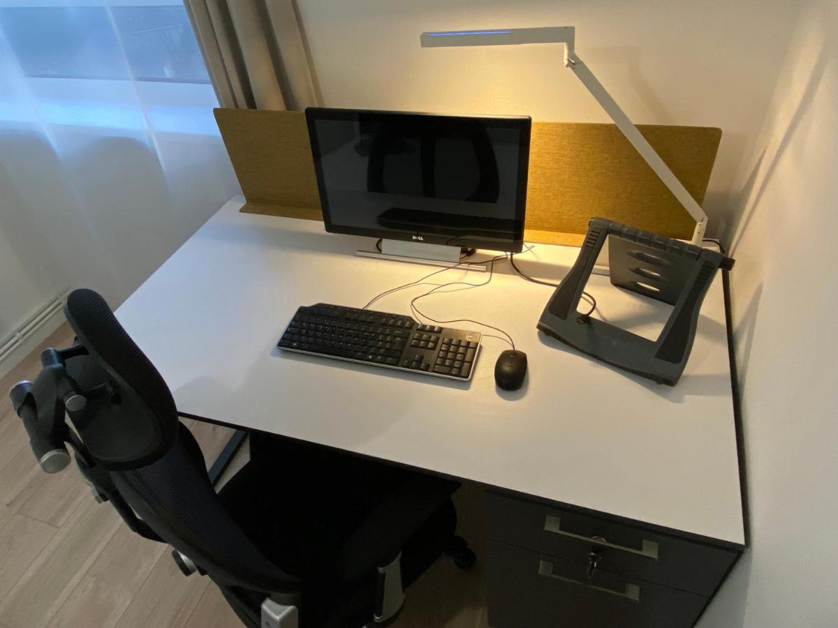 Hospedagem domiciliar Bedroom With An Office Desk In A Shared 2 Bedroom Flat Near Canary Wharf *