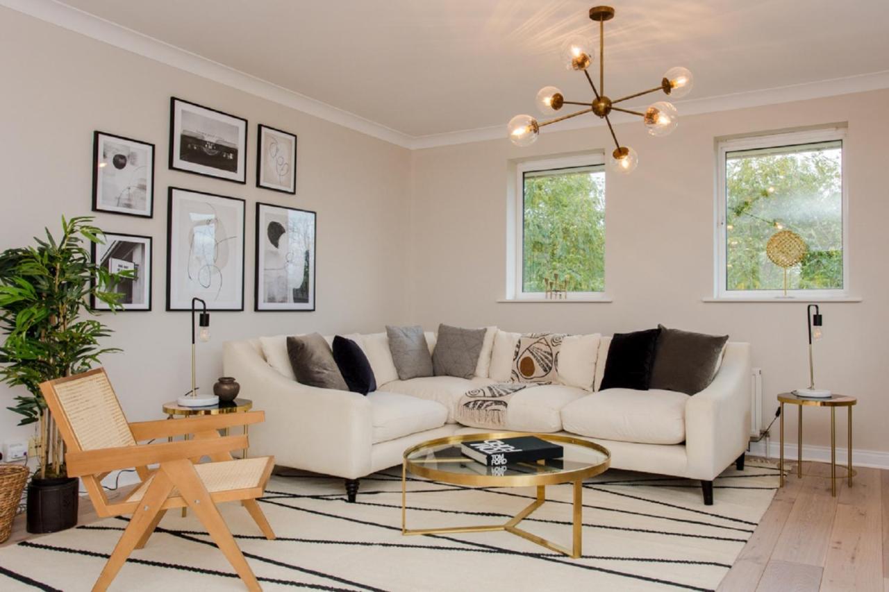The Sparkford Gardens - Lovely 2bdr With Balcony Apartment