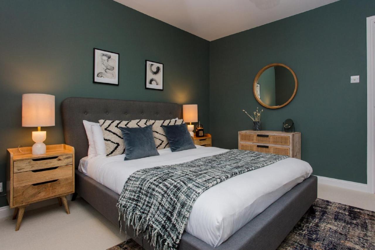 The Sparkford Gardens - Lovely 2bdr With Balcony Apartamento